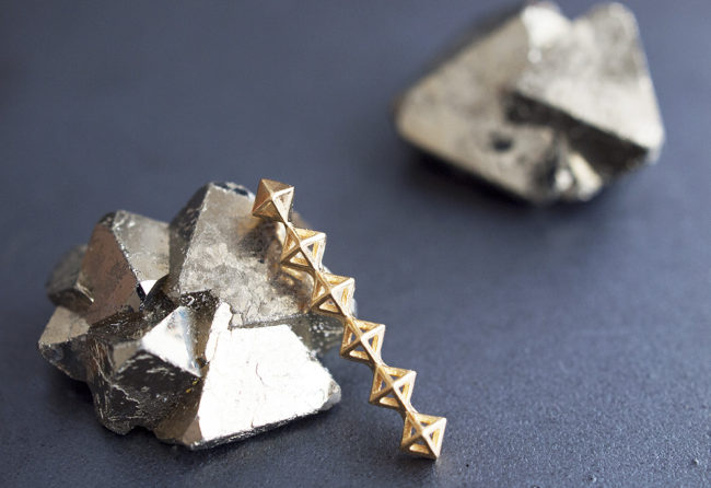 ダイヤモチーフのピアス